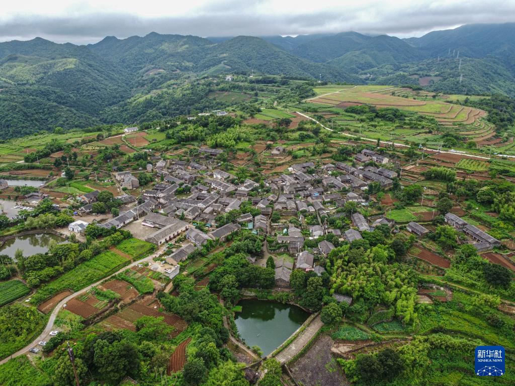 Αυτή η αεροφωτογραφία που τραβήχτηκε στις 10 Ιουνίου 2021 δείχνει τη θέα του χωριού Σιουμίν στην κομητεία Νινγκχάι, στην επαρχία Τζετζιάνγκ της ανατολικής Κίνας. (Xinhua/Jiang Han)