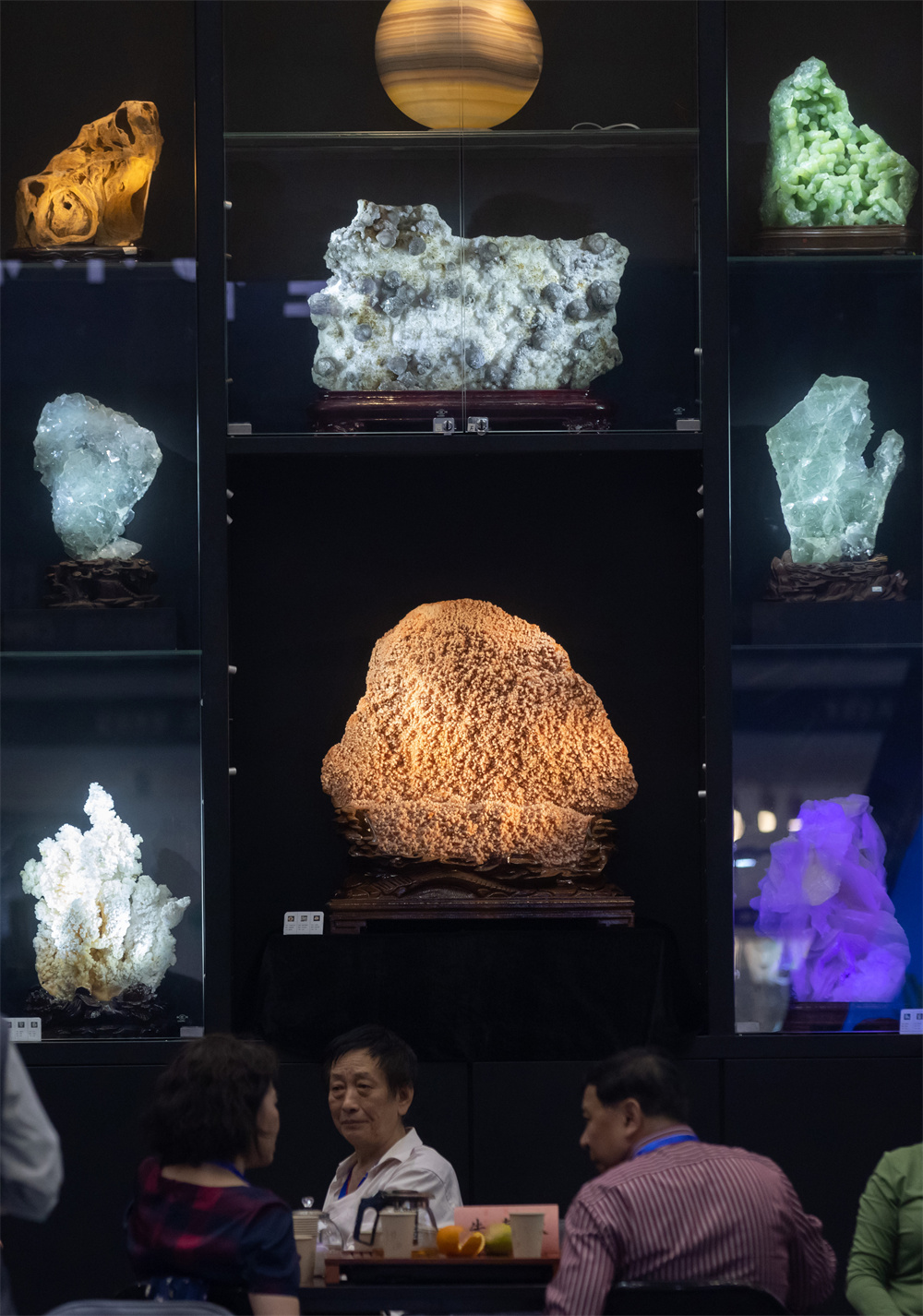 Οι ορυκτοί πολύτιμοι λίθοι εκτίθενται στο Διεθνές Εκθεσιακό Κέντρο Ναντζίνγκ στις 4 Μαΐου 2023. /CNSPHOTO