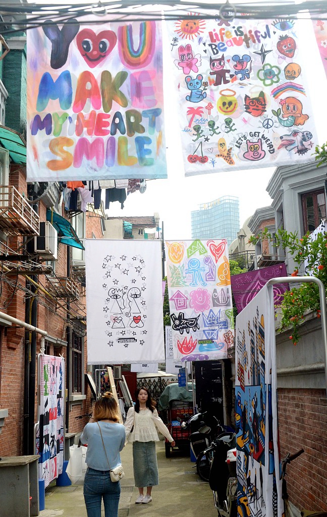 Οι κάτοικοι της Σαγκάης θαυμάζουν μια νέα έκθεση τέχνης σεντονιών που πραγματοποιείται στα παλιά σοκάκια της πόλης. /CFP
