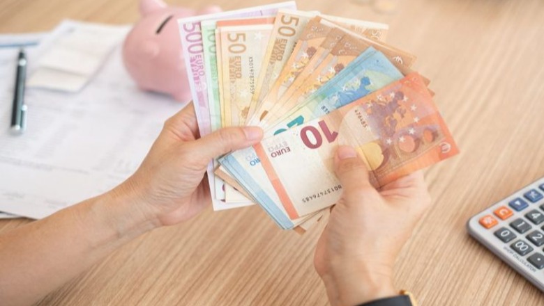 Kursi i kembimit me euro (Foto shqiptarja.com)
