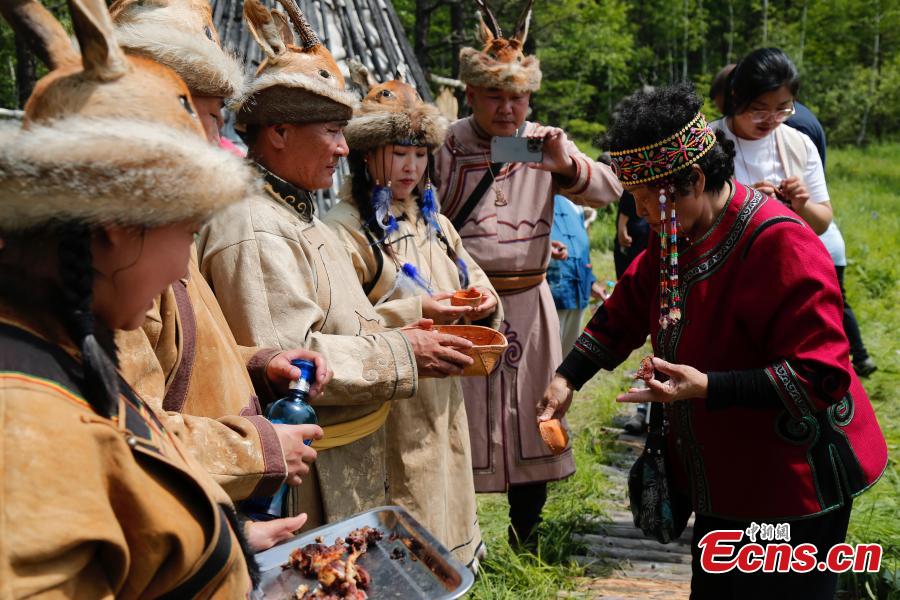 Τουρίστες δοκιμάζουν κρασί στο 33ο Φεστιβάλ Φωτιάς των Οροτσέν στο Αυτόνομο Λάβαρο Οροτσέν στην Αυτόνομη Περιοχή της Εσωτερικής Μογγολίας, στις 18 Ιουνίου 2023	(Photo: China News Service/Zhang Wei)