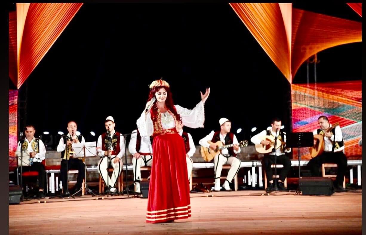 Juli Cenko duke interpretuar ne Festivalin Folklorik (Foto personale)