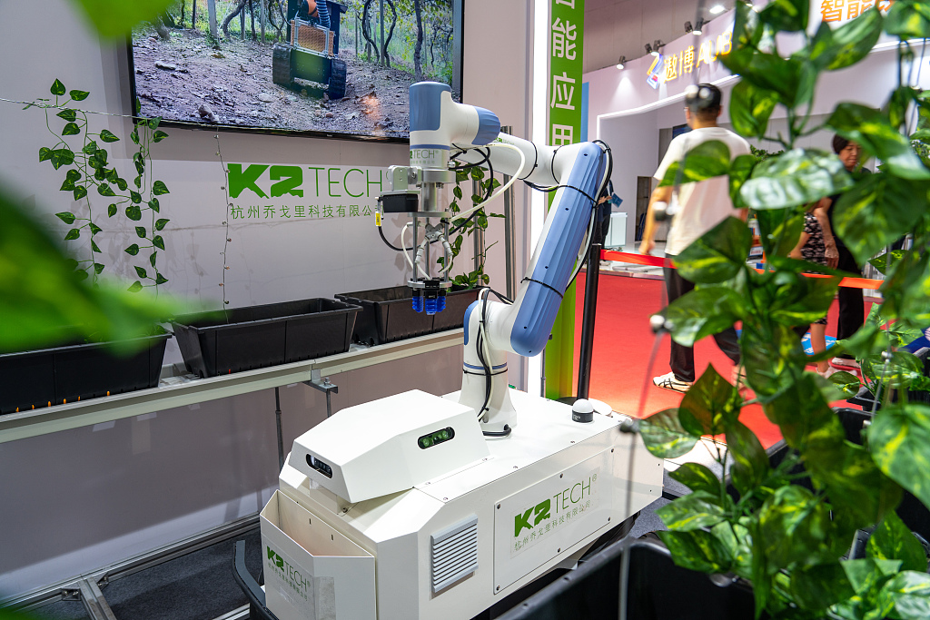 Un robot priceput la pulverizarea insecticidelor pe pomi