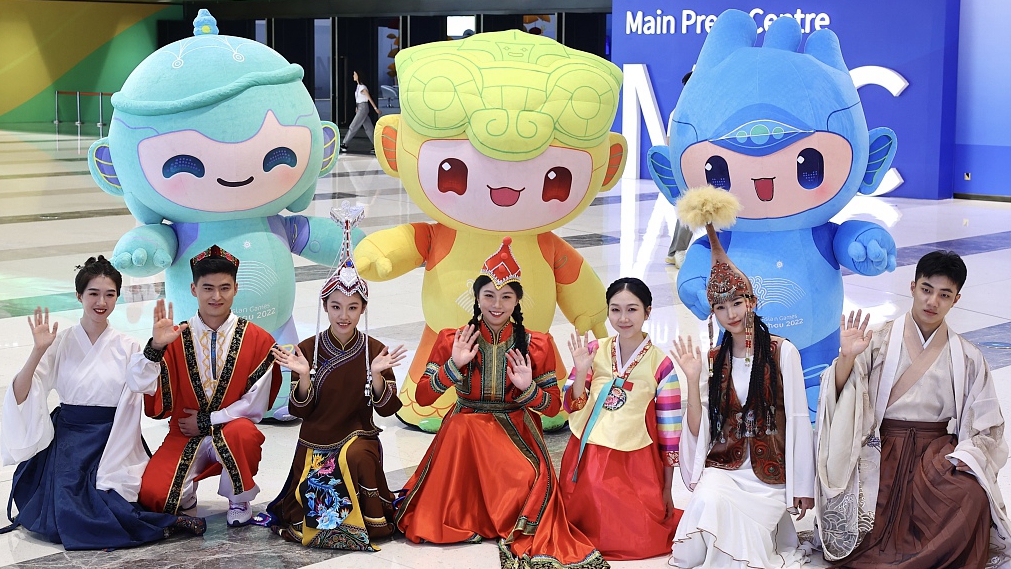 Freiwillige und Maskottchen posieren im Hauptmedienzentrum für die Asienspiele in Hangzhou. (Foto / CFP)