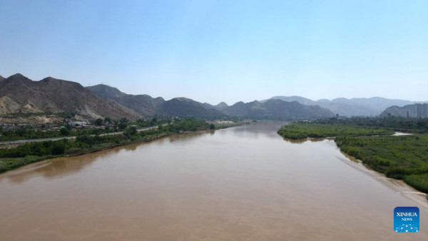 Αυτή η αεροφωτογραφία που τραβήχτηκε στις 9 Ιουλίου 2023 δείχνει μια θέα κατά μήκος του Κίτρινου Ποταμού στην αρχαία πόλη Χεκόου στο Λαντζόου, στην επαρχία Γκανσού της βορειοδυτικής Κίνας. [Xinhua/Fang Xin]