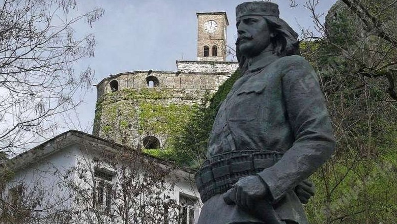 Monumenti i Çerçiz Topullit - foto Gazeta Shqiptare