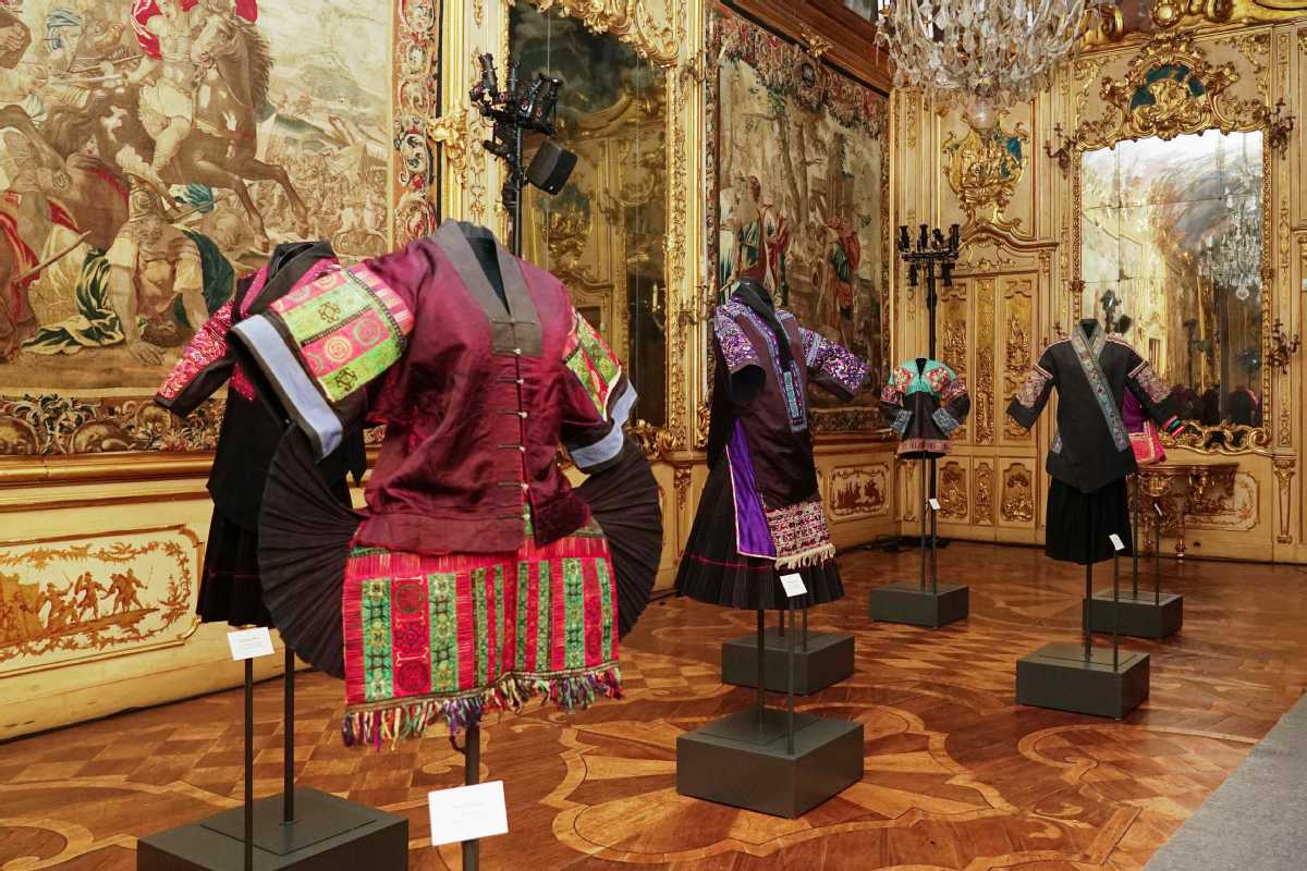 Μια έκθεση κινεζικής τέχνης Μιάο άνοιξε στο παλάτι Κλέριτσι στο Μιλάνο. [Φωτογραφία από chinadaily.com.cn]