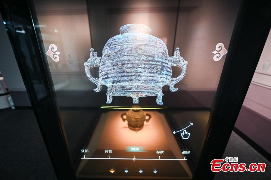 Μια βιτρίνα αλληλεπίδρασης πολυμέσων OLED εμφανίζεται στο Τσονγκτσίνγκ στις 10 Οκτωβρίου 2023 (Φωτογραφία: China News Service/He Penglei)