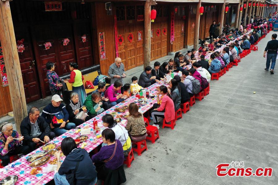 Οι χωρικοί απολαμβάνουν την γιορτή των ψαριών κατά τη διάρκεια ενός λαϊκού φεστιβάλ για να γιορτάσουν τη συγκομιδή στην κομητεία Λονγκσένγκ του Γκουιλίν, της αυτόνομης περιοχής Γκουανγκσί Τζουάνγκ της Νότιας Κίνας, 10 Οκτωβρίου 2023.  (Φωτογραφία: China News Service/Wei Jiyang)