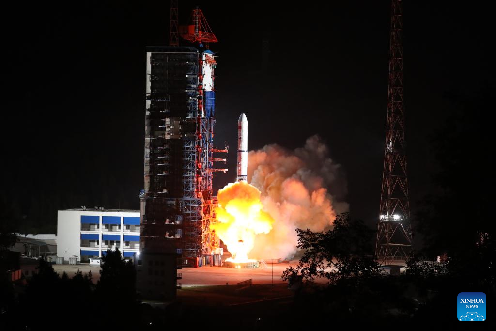 Ένας πύραυλος μεταφοράς Long March-2D που μεταφέρει τον δορυφόρο Yaogan-39 εκτοξεύεται από το Κέντρο Εκτόξευσης Δορυφόρου Σιτσάνγκ στην επαρχία Σιτσουάν της νοτιοδυτικής Κίνας, 24 Οκτωβρίου 2023. Η Κίνα εκτόξευσε με επιτυχία την Τρίτη έναν νέο δορυφόρο τηλεπισκόπησης στο διάστημα. (Φωτογραφία Hu Zenghui/Xinhua)