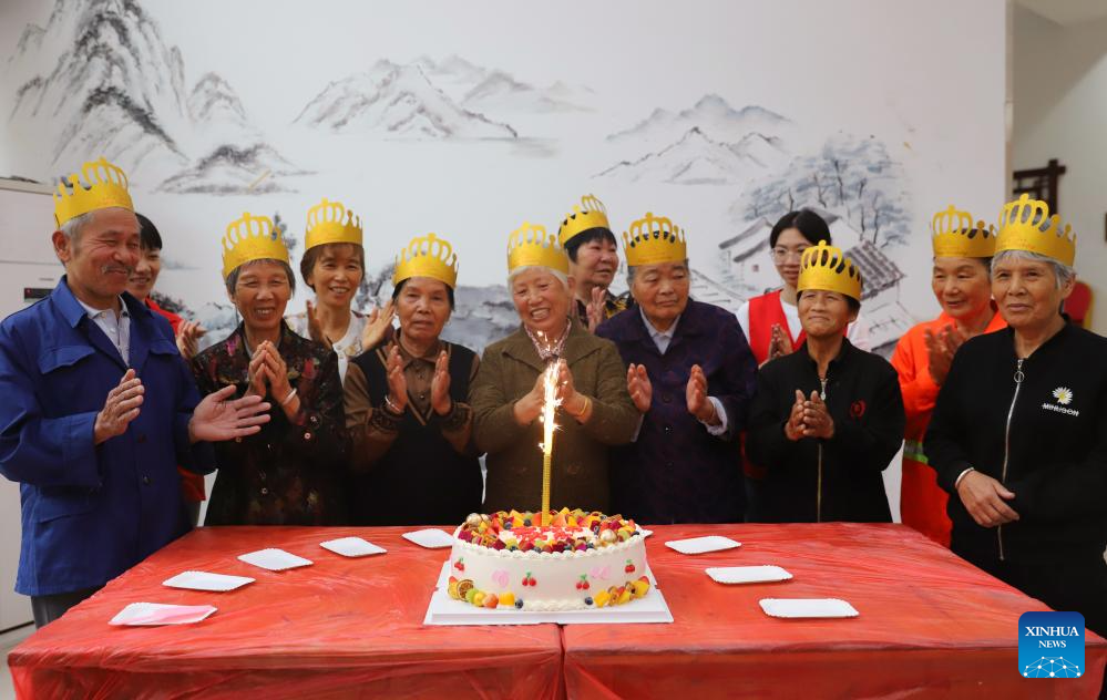 Εθελοντές διοργανώνουν ένα ομαδικό πάρτι γενεθλίων για ηλικιωμένους στην περιοχή Λουτσιάο στο Ταϊτζόου της επαρχίας Τζετζιάνγκ της ανατολικής Κίνας, 22 Οκτωβρίου 2023.