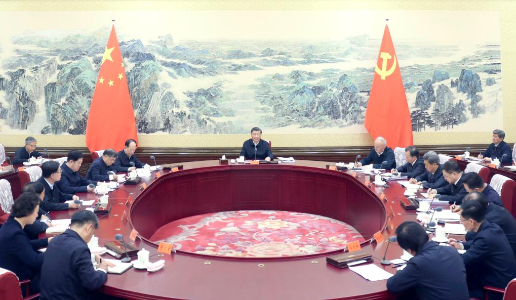 Ο Σι Τζινπίνγκ, γενικός γραμματέας της Κεντρικής Επιτροπής του Κομμουνιστικού Κόμματος Κίνας, επίσης Πρόεδρος της Κίνας και της Κεντρικής Στρατιωτικής Επιτροπής, συνομιλεί με τη νέα ηγεσία της Παν-Κινεζικής Ομοσπονδίας Συνδικάτων και εκφωνεί μια σημαντική ομιλία στο Πεκίνο, πρωτεύουσα της Κίνας , 23 Οκτωβρίου 2023. (Xinhua/Ju Peng)