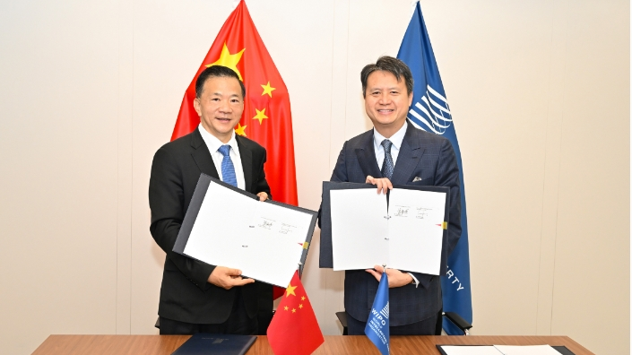 Ο πρόεδρος της CMG Σεν Χαϊσιόνγκ (αριστερά) και ο γενικός διευθυντής του WIPO Ντάρε Τανγκ υπογράφουν επιστολή πρόθεσης για συνεργασία στη Γενεύη, 26 Οκτωβρίου 2023. /CMG