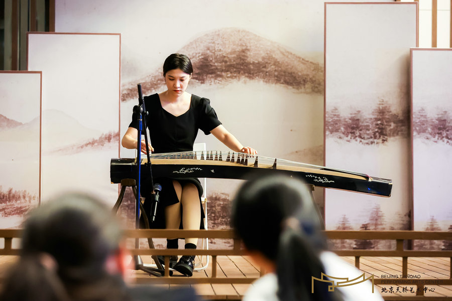 Μουσικός παίζει γκουτσένγκ στο Κέντρο Παραστατικών Τεχνών Τιεντσιάο στις 21 Οκτωβρίου. [Φωτογραφία από την China Daily]