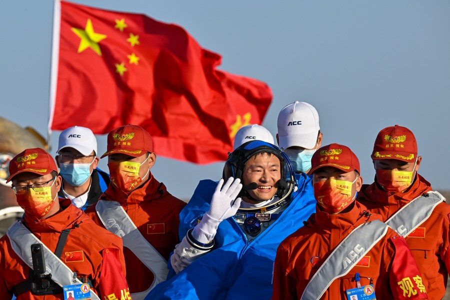 Ο αστροναύτης Γκουϊ Χαϊτσάο, βρίσκεται έξω από την κάψουλα επιστροφής του επανδρωμένου διαστημόπλοιου Shenzhou-16 στον τόπο προσγείωσης Dongfeng στην Αυτόνομη Περιοχή της Εσωτερικής Μογγολίας της βόρειας Κίνας, 31 Οκτωβρίου 2023. (Xinhua/Liu Jinhai)