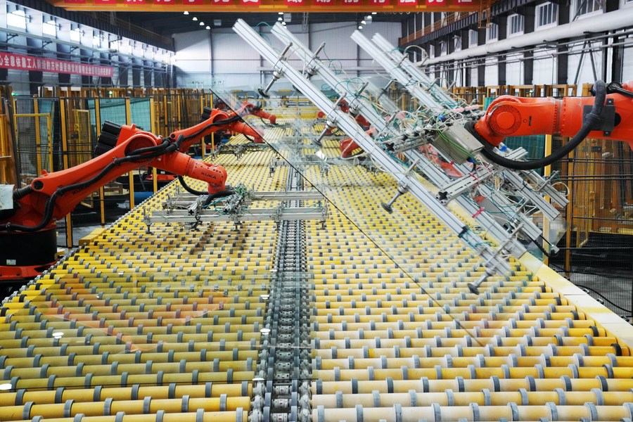 Αυτή η φωτογραφία που τραβήχτηκε στις 17 Φεβρουαρίου 2023 δείχνει βραχίονες ρομπότ που εργάζονται στη γραμμή παραγωγής σε ένα εργοστάσιο γυαλιού στο Τζιαμουσί, στην επαρχία Χεϊλονγκτζιάνγκ της ΒΑ Κίνας. (Xinhua/Wang Jianwei)