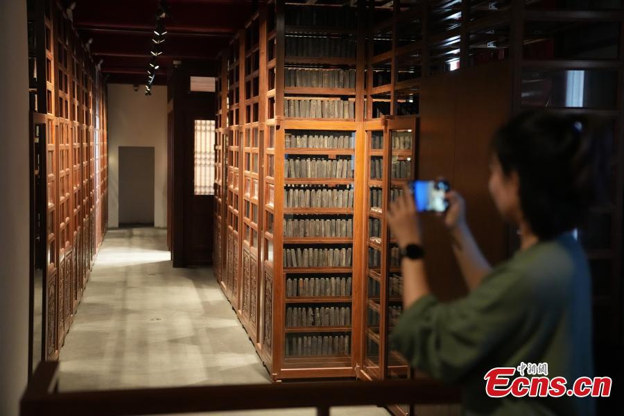 Τακτοποιημένες ξύλινες πλάκες εκτύπωσης στη νέα γκαλερί στο Μουσείο του Παλατιού στο Πεκίνο, στις 30 Οκτωβρίου 2023. (Φωτογραφία: China News Service/Shi Chunyang)