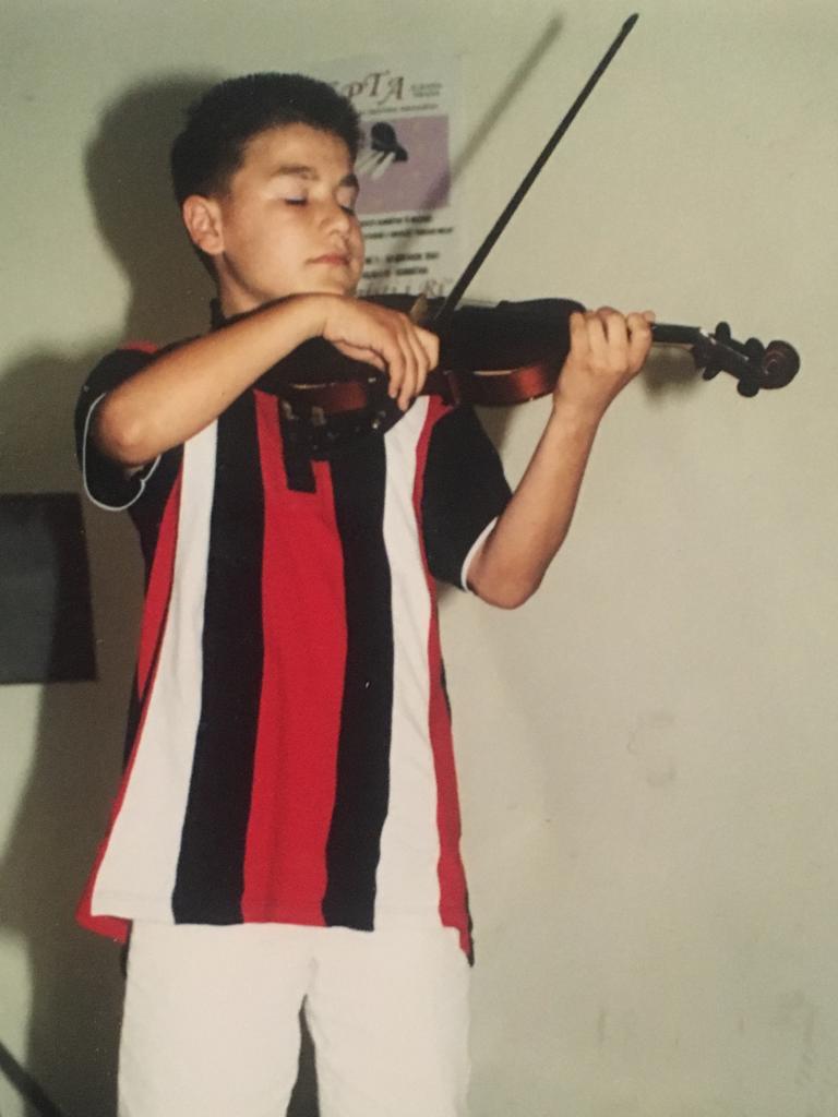Flogerti ne moshe te vogel duke luajtur me violine (Foto personale)