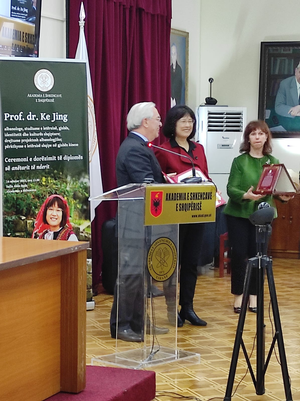 Kryetari i Akademisë së Shkencave Skënder Gjinushi i jep titullin Prof. Dr. Ke Jing (Foto CMG)