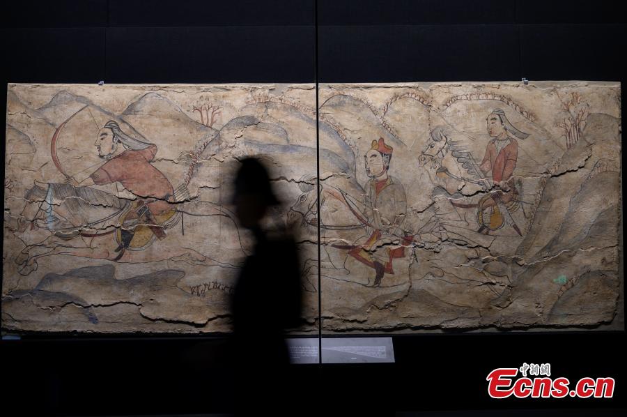 Άνθρωποι παρατηρούν τις τοιχογραφίες που εκτίθενται στο Μουσείο Τοιχογραφιών της Δυναστείας των Βόρειων Τσι στο Ταϊγιουάν, την πρωτεύουσα της επαρχίας Σανσί στην βόρεια Κίνα, στις 14 Νοεμβρίου 2023. (Φωτογραφία: China News Service/Wei Liang)