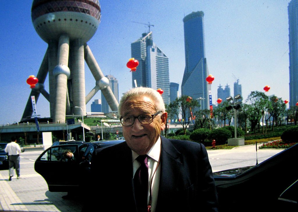 Henry Kissinger în vizită la Shanghai (1 octombrie 1999/CFP)