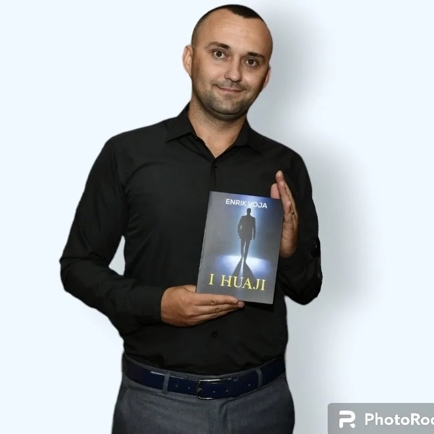 Enrik Voja mban ne dore librin e tij ( foto personale)