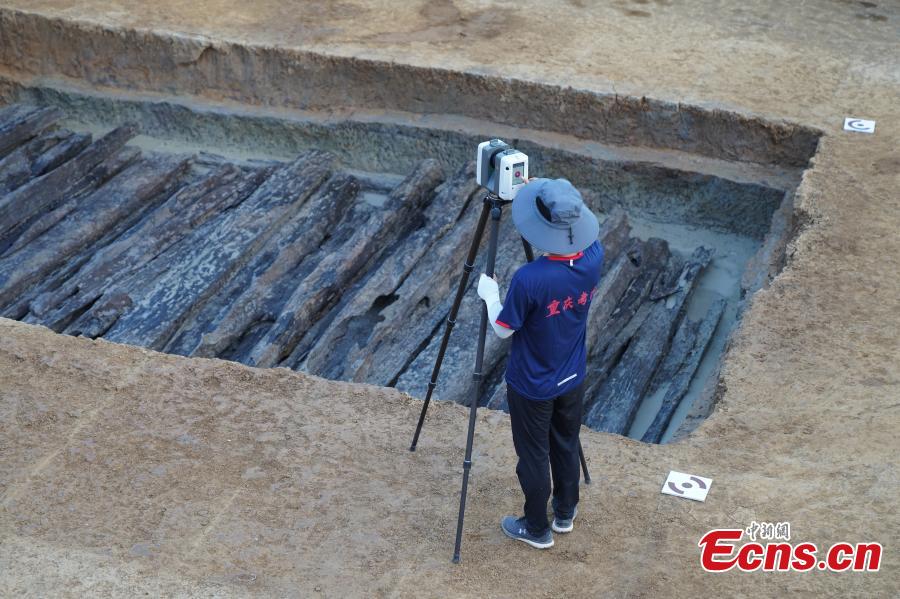 Ένας αρχαιολόγος εργάζεται στο χώρο των ανασκαφών στην περιοχή Ντουλόνγκ του Τσονγκτσίνγκ, 5 Δεκεμβρίου 2023. (Η φωτογραφία παρέχεται στην China News Service)