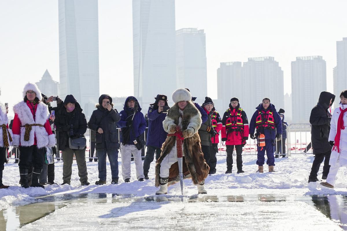 Ο επικεφαλής εργάτης τραβάει ένα παγωμένο κομμάτι στον παγωμένο ποταμό Σονγκχουά στο Χαρμπίν της επαρχίας Χεϊλονγκτζιάνγκ. [Φωτογραφία από chinadaily.com.cn]