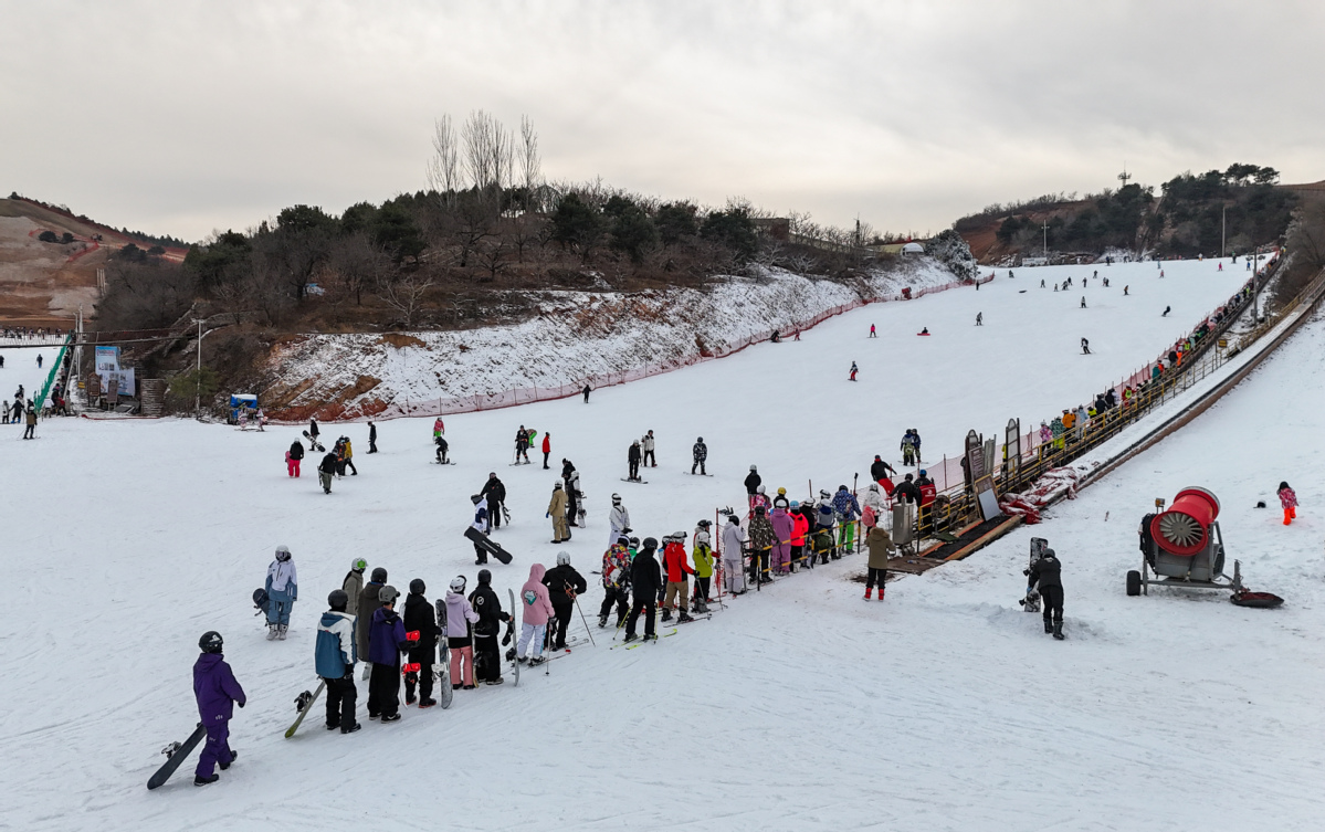 Οι σκιέρ κάνουν ουρά για να δοκιμάσουν χιονοδρομικά σπορ σε ένα χιονοδρομικό θέρετρο στο Τιεντζίν της βόρειας Κίνας, 26 Νοεμβρίου 2023. [Φωτογραφία/Xinhua]