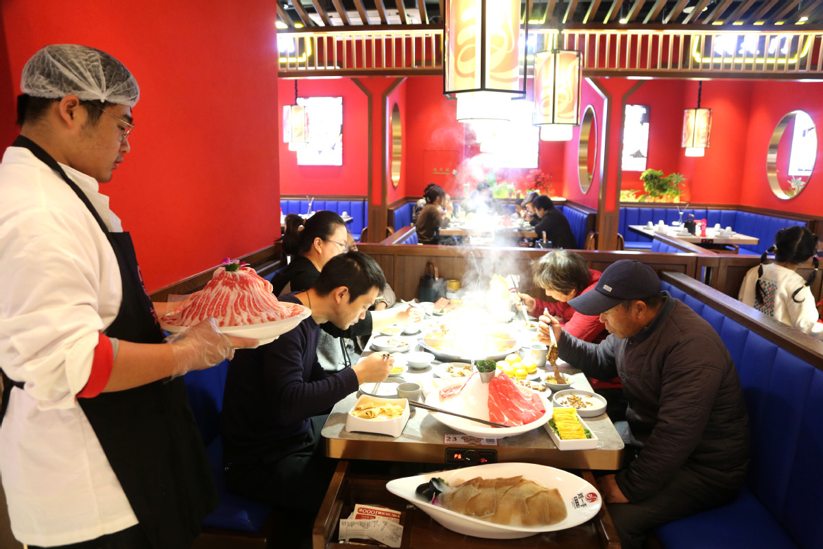 Άνθρωποι απολαμβάνουν χότποτ σε ένα εστιατόριο στο Λιανγιουνγκάνγκ, επαρχία Τζιανγκσού στις 26 Νοεμβρίου 2023. [Φωτογραφία/Xinhua]