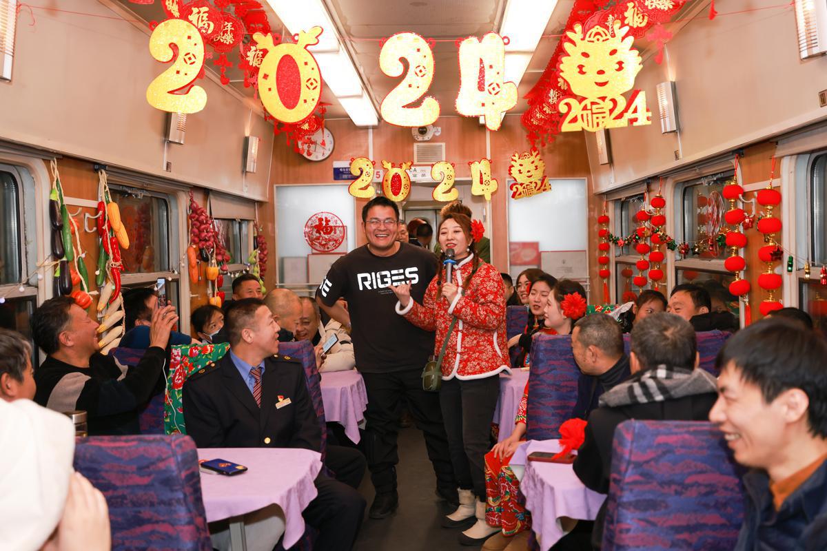 Οι επιβάτες βιώνουν τον λαϊκό πολιτισμό της βορειοανατολικής Κίνας. [Φωτογραφία από τον Yuan Yong/For chinadaily.com.cn]