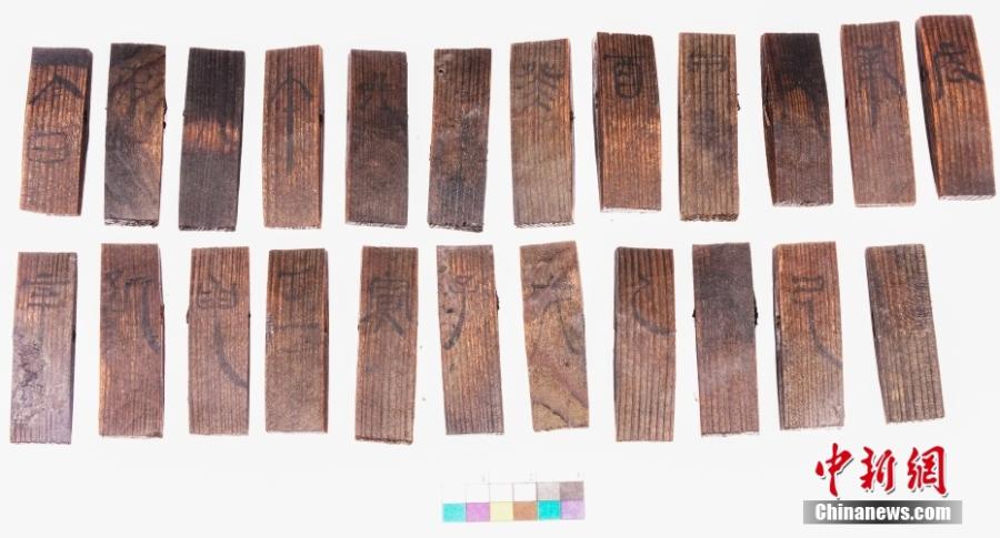 Ξύλινα κομμάτια ξεθάβονται από έναν τάφο που χρονολογείται από τη Δυτική Δυναστεία των Χαν (202 π.Χ. - 25 μ.Χ.) στην περιοχή Ντουλόνγκ του Τσονγκτσίνγκ, 5 Δεκεμβρίου 2023. (Φωτογραφία από την China News Service)