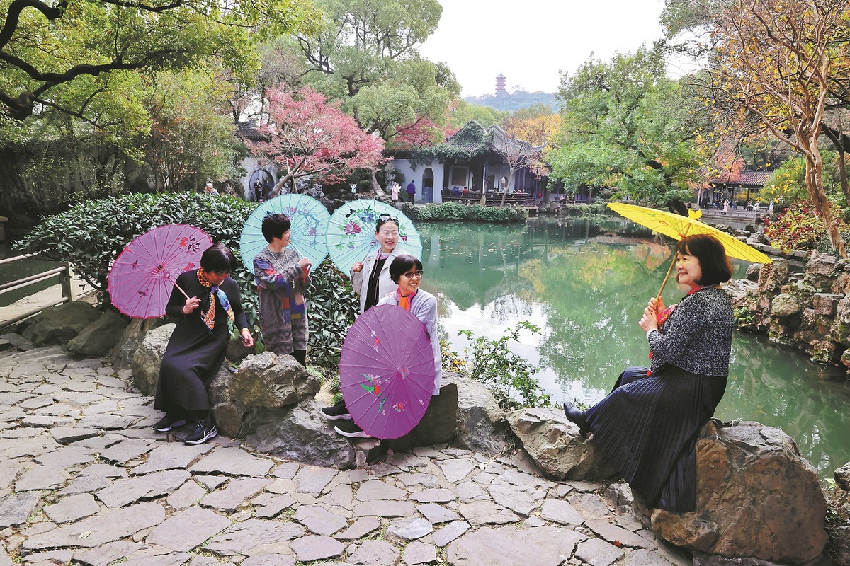 Οι επισκέπτες απολαμβάνουν το τοπίο στον κήπο Τζιτσάνγκ στις 9 Δεκεμβρίου. JIANG DONG/CHINA DAILY