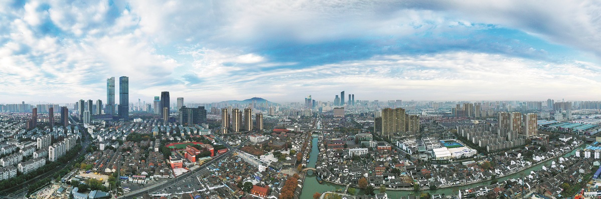 Πανοραμική θέα της γραφικής περιοχής του Μεγάλου Καναλιού, με πολυώροφα κτίρια να εμφανίζονται στο παρασκήνιο, στις 9 Δεκεμβρίου. YANG LEI/XINHUA