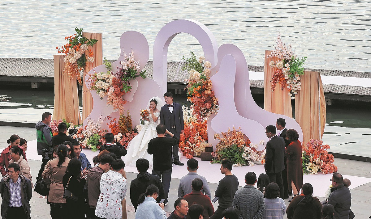 Ένας γάμος πραγματοποιείται στην όχθη της λίμνης Λιχού στο Γουσί στις 9 Δεκεμβρίου. JIANG DONG/CHINA DAILY