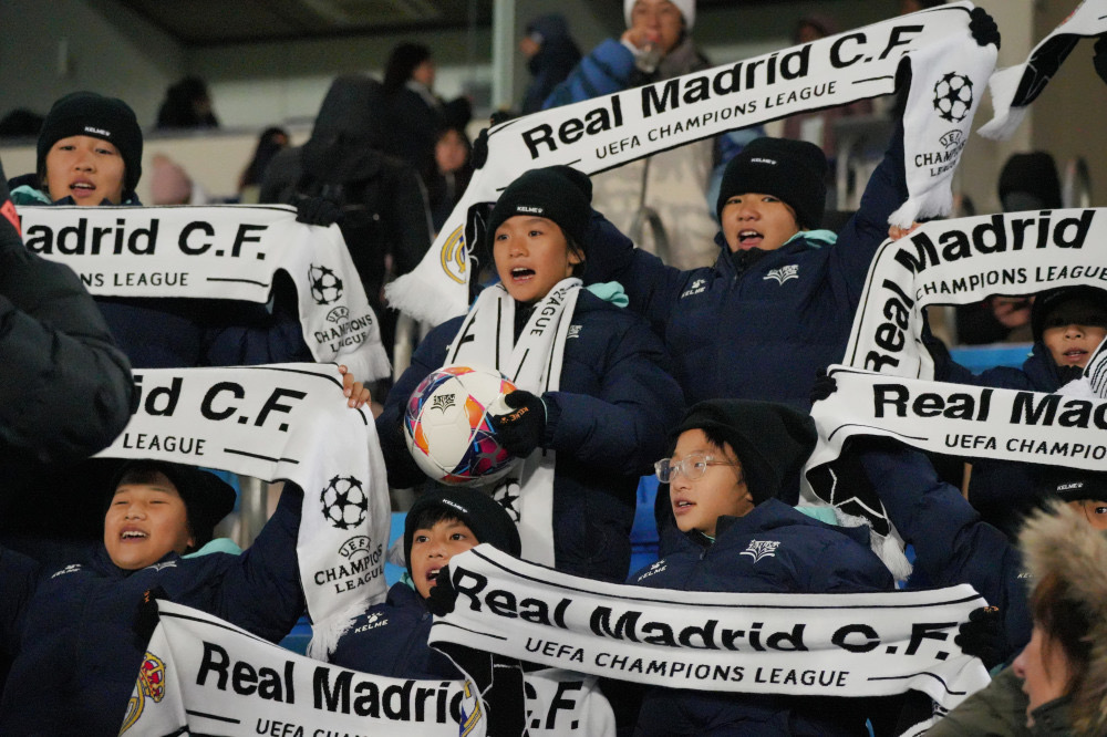 Echipa Zhumeng, la un meci disputat între Real Madrid și Paris Saint-Germain (20 decembrie 2023/Xinhua)