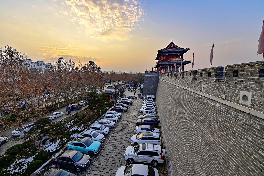 Άποψη της παλιάς πόλης στην περιοχή Γουεϊφάνγκ, στην επαρχία Σανντόνγκ της Ανατολικής Κίνας, την 1η Ιανουαρίου 2024. [Φωτογραφία/VCG]