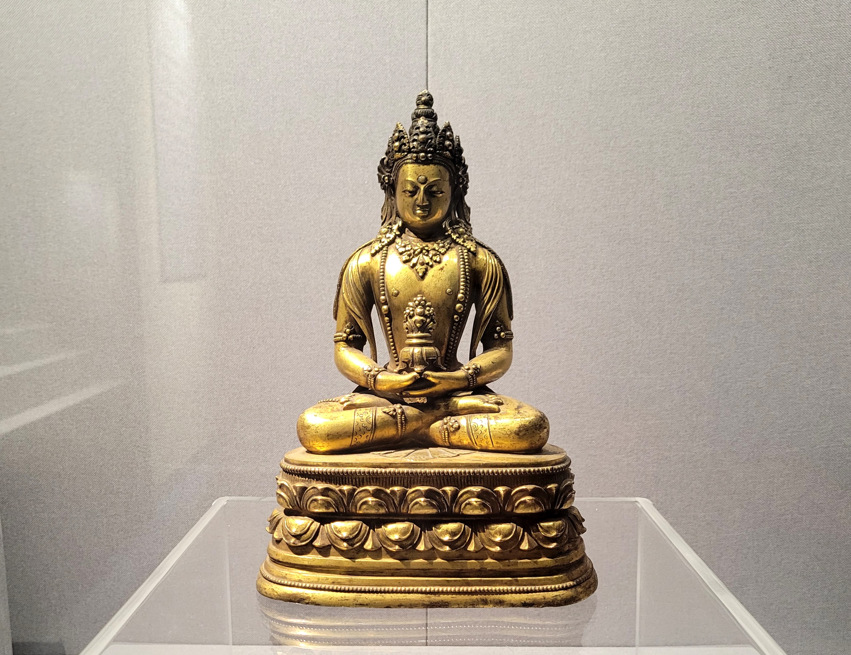 Στην φωτογραφία, αγαλματίδιο του Βούδα από την έκθεση του Μουσείου Τσιφένγκ (Φωτογραφία Εύα Παπαζή/CRI Greek)