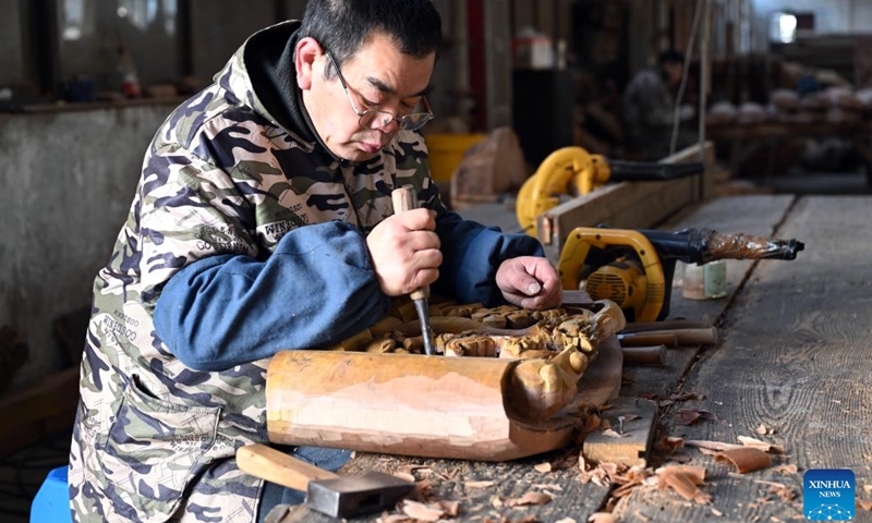 Εργαζόμενος σκαλίζει ένα διακοσμητικό στοιχείο για κτίρια σε στυλ Χουιτζόου στην πόλη Χουανγκσάν, στην επαρχία Ανχούι της ανατολικής Κίνας, 11 Ιανουαρίου 2024. 