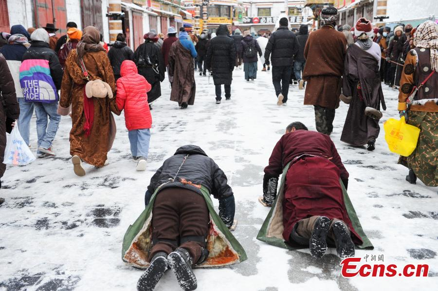 Θιβετιανοί προσκυνητές προσεύχονται στην οδό Μπαρκχόρ στη Λάσα, στην αυτόνομη περιοχή Σιζάνγκ (Θιβέτ) της νοτιοδυτικής Κίνας, 18 Ιανουαρίου 2024. (Φωτογραφία/China News Service)