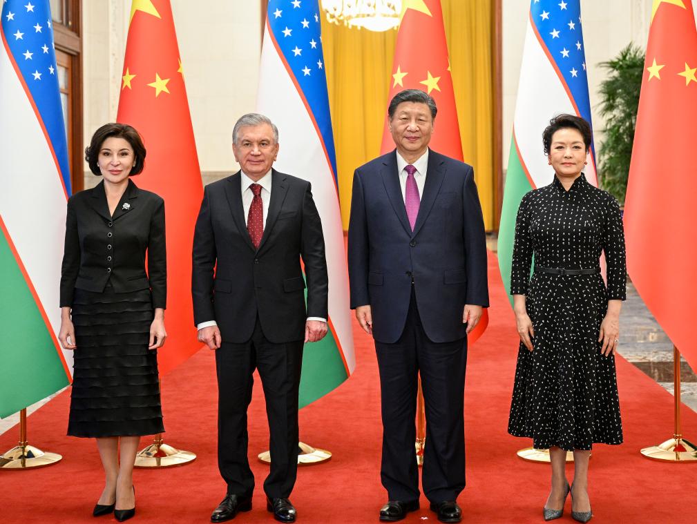 Ο Κινέζος Πρόεδρος Σι Τζινπίνγκ και η σύζυγός του Πενγκ Λιγιουάν πραγματοποιούν τελετή υποδοχής για τον Πρόεδρο της Δημοκρατίας του Ουζμπεκιστάν Σαβκάτ Μιρζίγιοεφ και τη σύζυγό του Ζιροατχόν Μιρζιγιαγιέβα στη Βόρεια Αίθουσα της Μεγάλης Αίθουσας του Λαού πριν από τις συνομιλίες μεταξύ Σι και Μιρζίγιοεφ στο Πεκίνο, την πρωτεύουσα της Κίνας, 24 Ιανουαρίου 2024. Ο Σι είχε συνομιλίες με τον Μιρζίγιοεφ, ο οποίος βρίσκεται στην Κίνα για κρατική επίσκεψη, στο Πεκίνο την Τετάρτη. (Xinhua/Li Xueren)