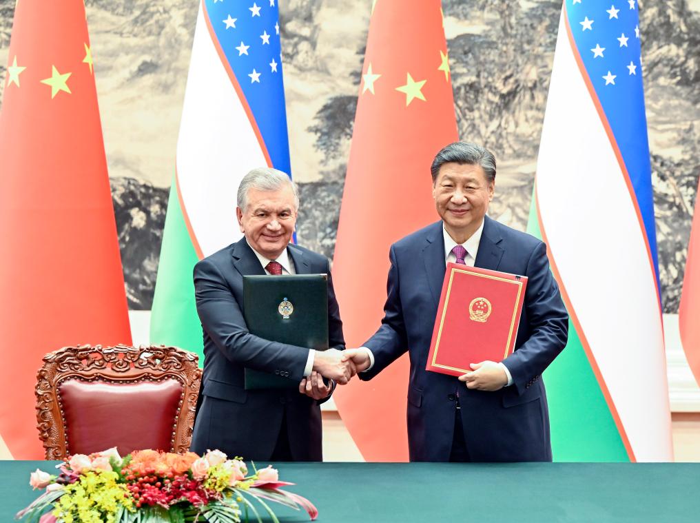 Ο Κινέζος Πρόεδρος Σι Τζινπίνγκ και ο Πρόεδρος της Δημοκρατίας του ΟυζμπεκιστάνΣαβκάτ Μιρζίγιοεφ υπογράφουν και εκδίδουν κοινή δήλωση μεταξύ της Λαϊκής Δημοκρατίας της Κίνας και της Δημοκρατίας του Ουζμπεκιστάν σχετικά με την παντός καιρού συνολική στρατηγική εταιρική σχέση για μια νέα εποχή μετά τις συνομιλίες τους στη Μεγάλη Αίθουσα του Λαού στο Πεκίνο, πρωτεύουσα της Κίνας, 24 Ιανουαρίου 2024. Ο Σι είχε συνομιλίες με τον Μιρζίγιοεφ, ο οποίος βρίσκεται στην Κίνα για κρατική επίσκεψη, στο Πεκίνο την Τετάρτη. (Xinhua/Yin Bogu)