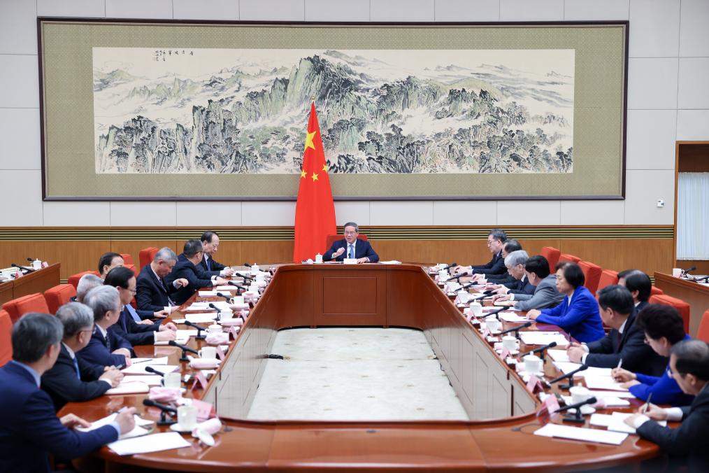 Ο Κινέζος Πρωθυπουργός Λι Τσιάνγκ, επίσης μέλος της Μόνιμης Επιτροπής του Πολιτικού Γραφείου της Κεντρικής Επιτροπής του Κομμουνιστικού Κόμματος Κίνας (ΚΚΚ), προεδρεύει ενός συμποσίου για να ακούσει απόψεις και προτάσεις από ηγέτες πολιτικών κομμάτων εκτός του ΚΚΚ, από την Παν-Κινεζική Ομοσπονδία Βιομηχανίας και Εμπορίου (ACFIC) καθώς και εκπροσώπους προσώπων χωρίς κομματικές σχέσεις σχετικά με το σχέδιο έκθεσης κυβερνητικής εργασίας στο Πεκίνο, πρωτεύουσα της Κίνας, 24 Ιανουαρίου 2024. (Xinhua/Liu Bin)