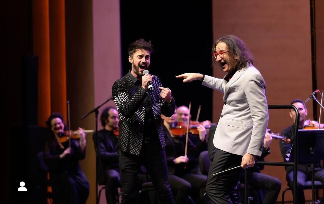 Këngëtari italian Antonello Carozza dhe dirigjenti  Roberto Molinelli (Foto  nga  instagrami i TKOB)