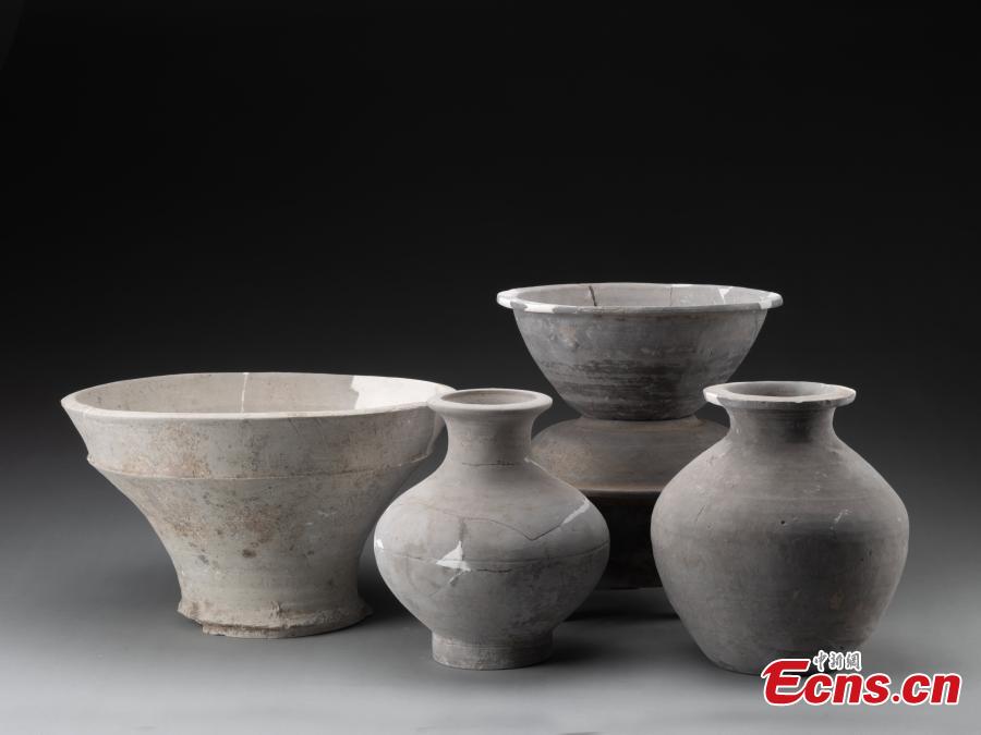 Προϊόντα αγγειοπλαστικής από τα αρχαία ερείπια της πόλης του "Γκαν" από την Περίοδο των Εμπόλεμων Κρατών (475-221b.c.) στη δυναστεία Χαν (206 π.Χ-220 μ.Χ) στο Πουγιάνγκ, επαρχία Χενάν της κεντρικής Κίνας. 