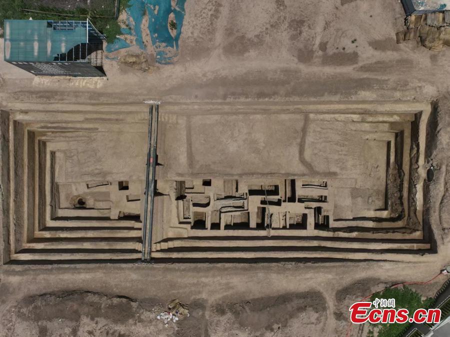 Η φωτογραφία που κυκλοφόρησε στις 5 Φεβρουαρίου 2024 δείχνει τη θέση εκσκαφής του ανατολικού τμήματος ενός αρχαίου τοίχου της πόλης του "Γκαν" από την Περίοδο των Εμπόλεμων Κρατών (475-221b.c.) στη δυναστεία Χαν (206 π.Χ-220 μ.Χ) στο Πουγιάνγκ, επαρχία Χενάν της κεντρικής Κίνας. (Φωτογραφία που παρέχεται στην China News Service) 