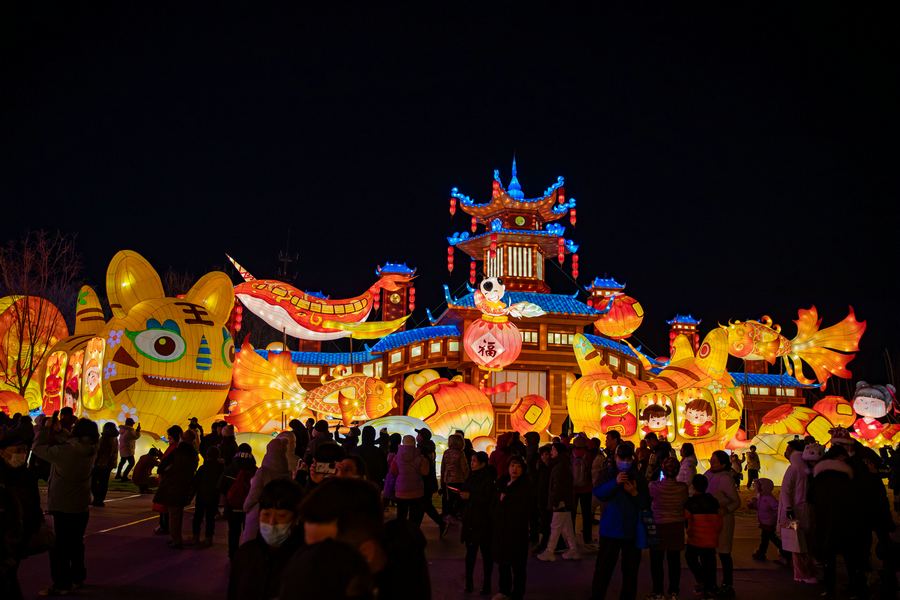 Επισκέπτες απολαμβάνουν εορταστικά φανάρια στο Πάρκο Γουενγιουχέ του Πεκίνου στις 15 Φεβρουαρίου 2024, όπου βρίσκεται σε εξέλιξη η μεγαλύτερη έκθεση φαναριών της πόλης. [Φωτογραφία/CGTN]
