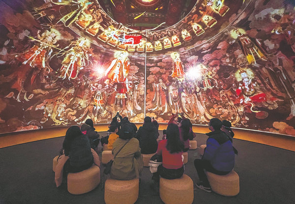 Κοινό παρακολουθεί μια ταινία βασισμένη στις τοιχογραφίες του ναού Φαχάι σε ένα 3D σινεμά στο Κέντρο Τέχνης του Ναού Φαχάι τον Μάιο του 2023. [Φωτογραφία από την China Daily]