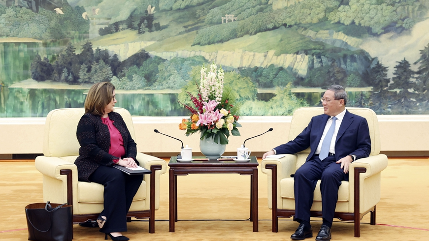Ο Κινέζος Πρωθυπουργός Λι Τσιάνγκ (δεξιά) συναντά την Πρόεδρο και Διευθύνουσα Σύμβουλο του Εμπορικού Επιμελητηρίου των ΗΠΑ Σούζαν Κλαρκ, στη Μεγάλη Αίθουσα του Λαού στο Πεκίνο, Κίνα, 28 Φεβρουαρίου 2024. /Xinhua