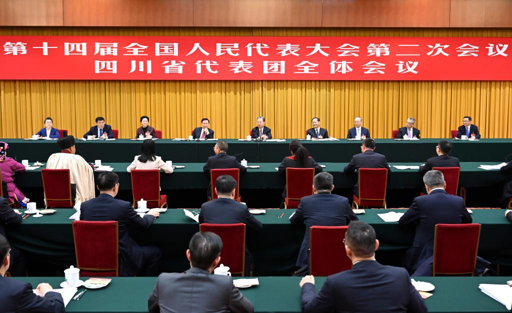 Ο Τζαο Λετζί, μέλος της Μόνιμης Επιτροπής του Πολιτικού Γραφείου της Κεντρικής Επιτροπής του Κομμουνιστικού Κόμματος της Κίνας και πρόεδρος της Μόνιμης Επιτροπής του Εθνικού Λαϊκού Συνεδρίου, συμμετέχει στη συζήτηση με τους συναδέλφους εκπροσώπους από την αντιπροσωπεία της επαρχίας Σιτσουάν στη δεύτερη σύνοδο του 14ου Εθνικού Λαϊκού Συνεδρίου, στο Πεκίνο, πρωτεύουσα της Κίνας, 5 Μαρτίου 2024. (Xinhua/Zhang Ling)